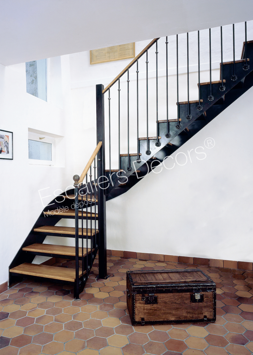 realisation/photo-dt6-esca-droit-1-4-tournant-intermediaire-escalier-d-interieur-style-bistrot-en-acier-et-bois-pour-une-decoration-a-l-espr